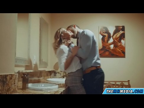 ❤️ Když vás na veřejných záchodcích svádí prsatá blondýna. ☑ Jen porno u nás ❌